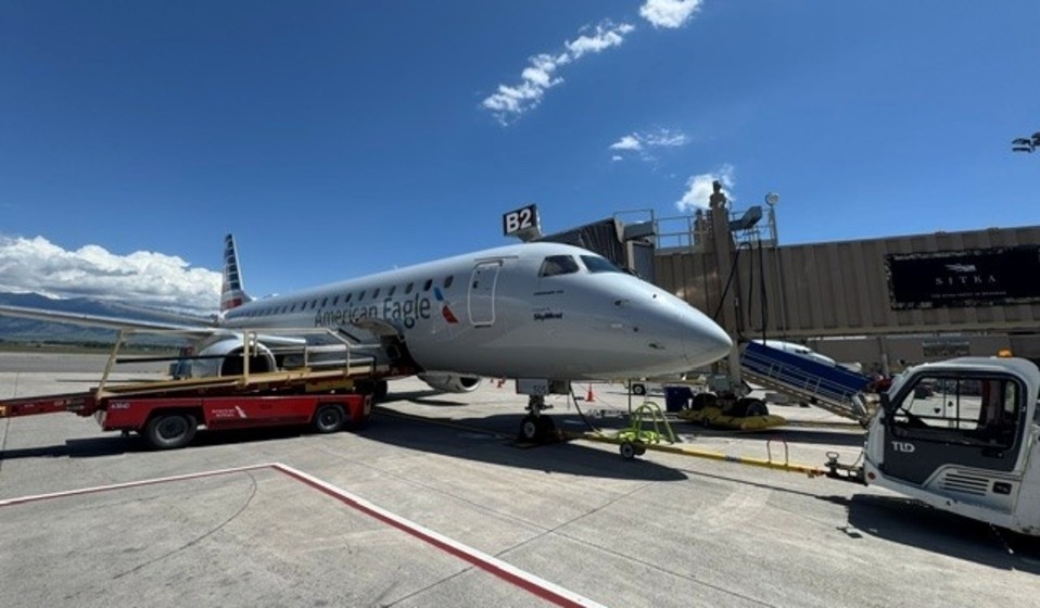 American aircraft at gate B2 - return of Phoenix service 